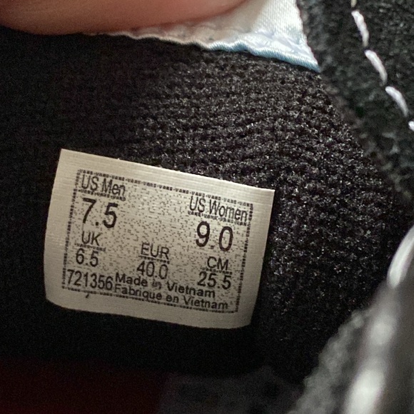 Unisex Vans Disney high tops Men’s 7.5 women’s 9 NWT - Picture 9 of 9